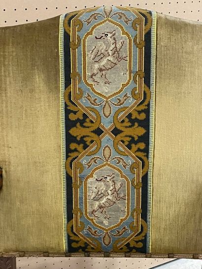 Fauteuil de style Louis XIV. 
H. : 115 cm....