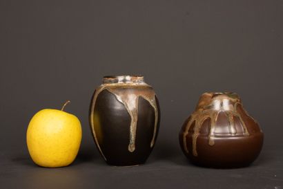 Jean POINTU (1843-1925).
Deux vases en grès...