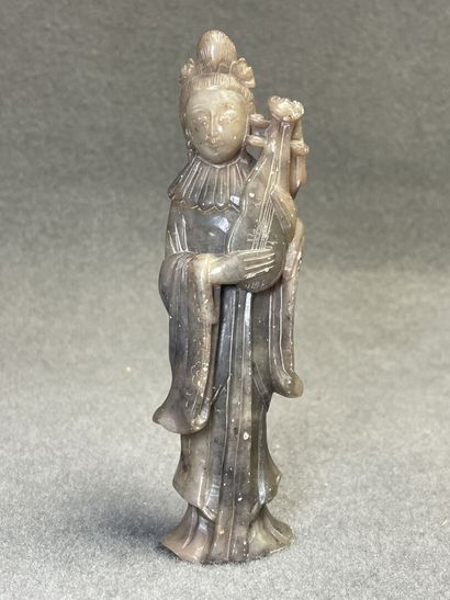 Musicienne en pierre dure sculptée. 
H. :15...