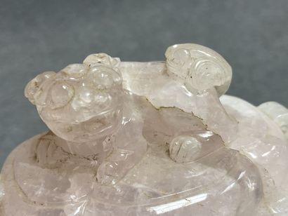 Pot couvert en quartz sculptée. 
Chine
13...
