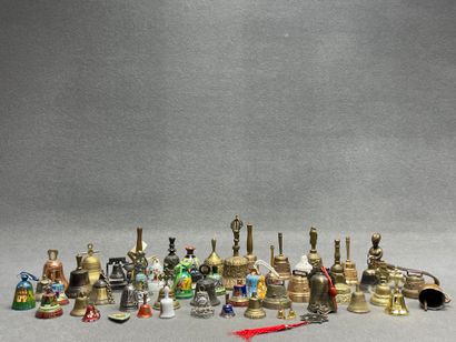 Collection de cloches. 
H. : de 3 à 16 c...