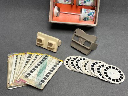 Mobilier de poupée en boite. Années 1970.
On...