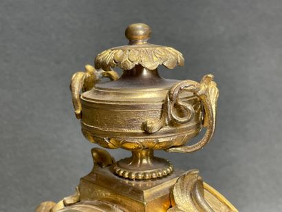 Pendule en bronze ciselé et doré, tête de...