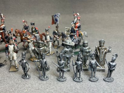 Lot de soldats de plomb. 
H. :4 à 9 cm.