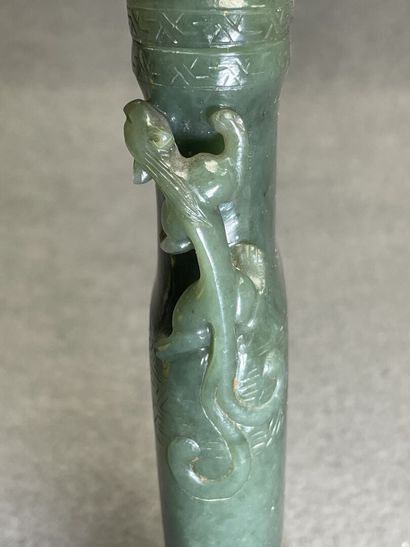 Vase couvert en pierre dure sculptée sur...