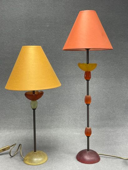 Deux lampes de salon en métal et résine....