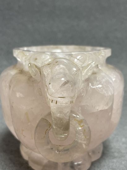 Pot couvert en quartz sculptée. 
Chine
13...