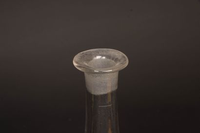 Bouteille conique en verre graduée. 
H. :25...