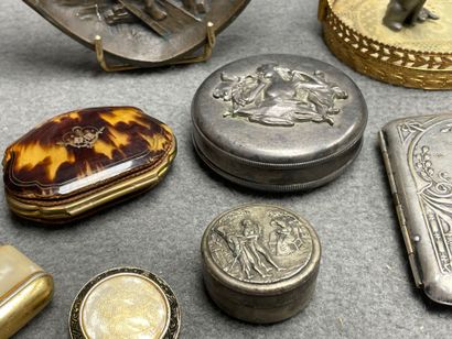 Lot de bibelots comprenant:
Coupe en bronze,...