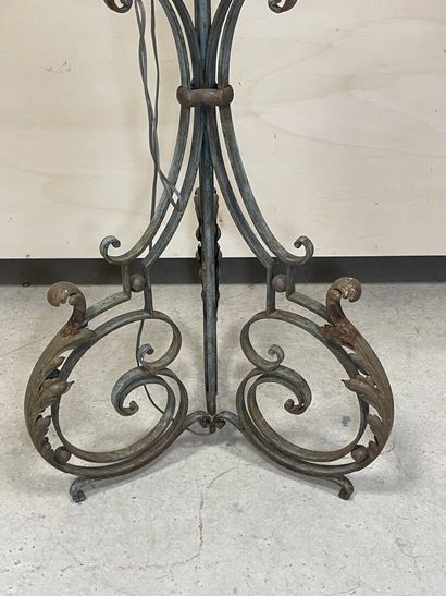 Lampadaire en fer forgé. 
années 1940
H....
