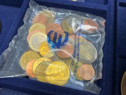 Lot de médailles et monnaies. 
D. : de 2,3...