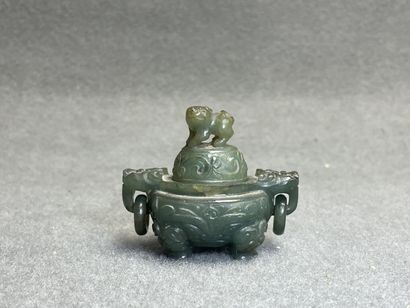 Pot couvert en pierre dure sculptée. 
H....