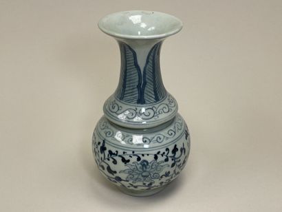 Vase en porcelaine de Chine. 
H. :17 cm.