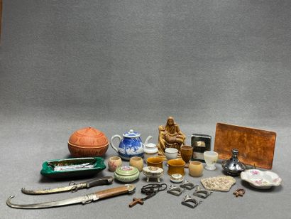 Lot comprenant:
Brule parfum, sculpture religieuse,...
