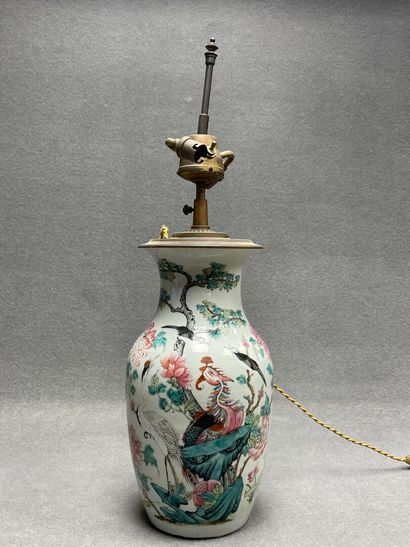 Pied de lampe en porcelaine de Chine XIX°
H....