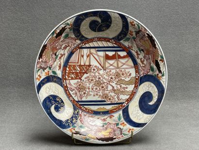 JAPON. 
Grand plat en porcelaine
D. :37 cm....