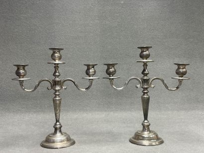Paire de bougeoirs à trois lumières en métal...