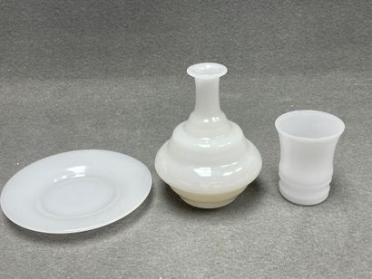 Service verre d'eau en opaline.
H. : de 9,5...