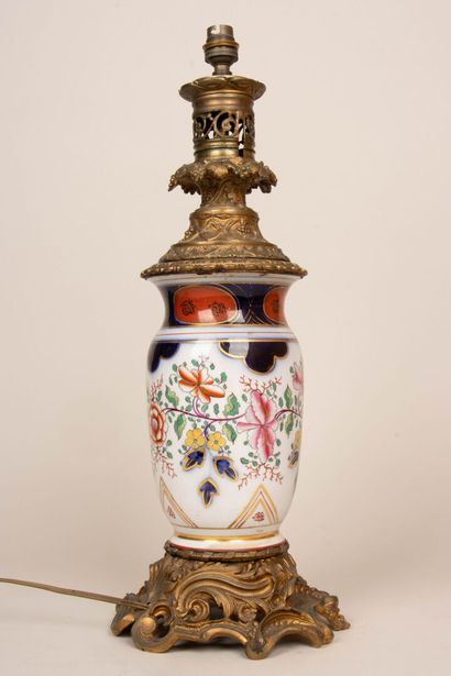 Pied de lampe en porcelaine de Bayeux, monture...