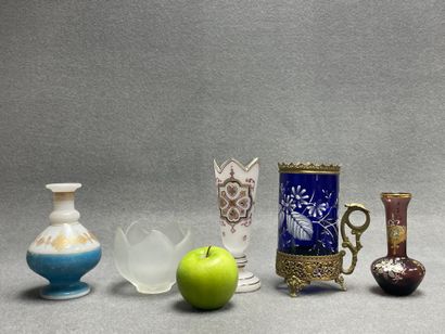 Lot de verrerie et opaline:
Vases, chope,...