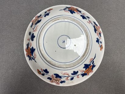 JAPON. 
Grand plat en porcelaine
D. :37 cm....