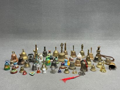 Collection de cloches. 
H. : de 3 à 16 c...