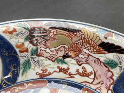 JAPON. 
Grand plat en porcelaine
D. :37 cm....