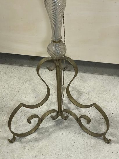 Lampadaire en métal courbé doré et fût en...