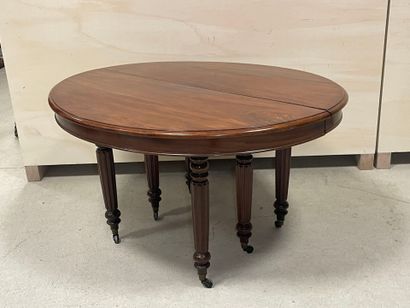 Table à six pieds en acajou et placage d'acajou.
Epoque...