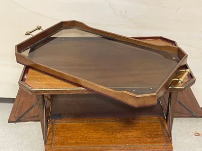 Table à thé anglaise, à volets. 
76 x 85...