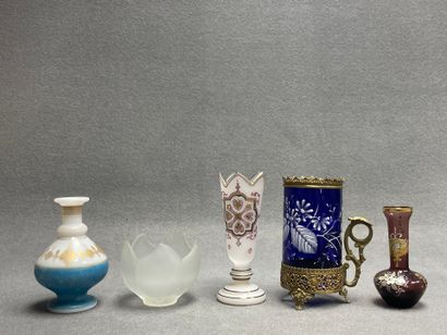 Lot de verrerie et opaline:
Vases, chope,...
