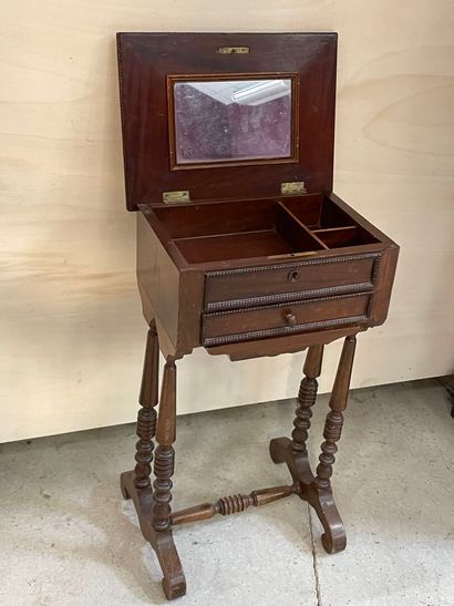 Petite travailleuse. 
68 x 38 x 28 cm.