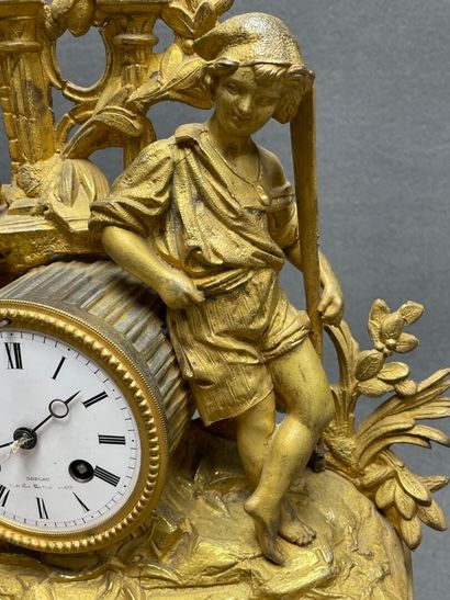 Pendule en régule doré fin XIX°
socle doré,...