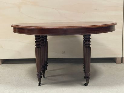 Table à six pieds en acajou et placage d'acajou.
Epoque...