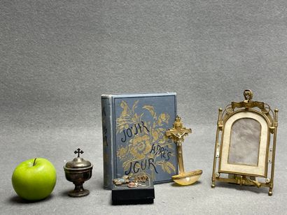 Lot religieux:
Cadre de table, bénitier,...