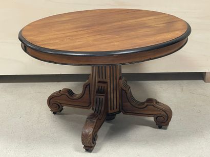 Table ronde à pied central
Style Louis XIII...
