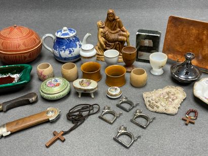 Lot comprenant:
Brule parfum, sculpture religieuse,...