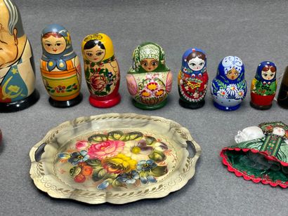 Lot de poupées Russe, théière, oeufs et plateau...