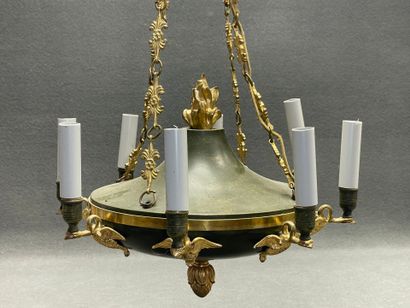 Lustre en bronze et tôle patinée vert à cols...