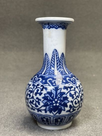 Deux vases en porcelaine de Chine. 
H. :10...