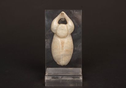 Scarabée à tête humaine en pierre dure sculptée....