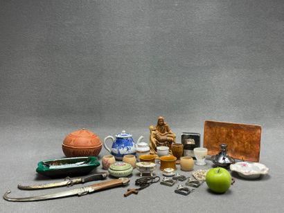 Lot comprenant:
Brule parfum, sculpture religieuse,...