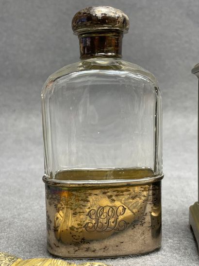 Lot comprenant:
Pendulette d'officier, flasque...