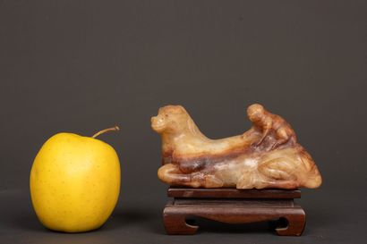 Singe sur le dos d'un cheval allongé. 
Sculpture...