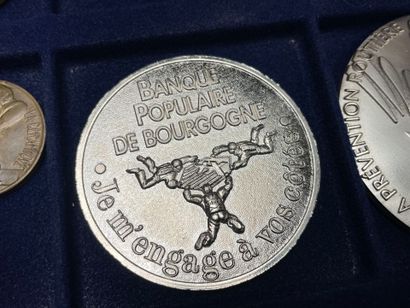 Lot de médailles et monnaies. 
D. : de 2,3...