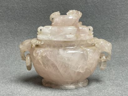 Pot couvert en quartz sculptée. 
Chine
13...