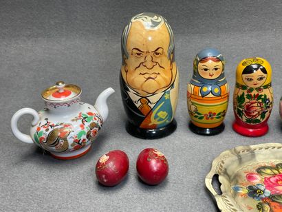Lot de poupées Russe, théière, oeufs et plateau...