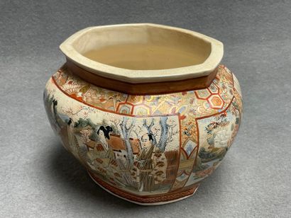 Cache pot ovale en faience de Satsuma à décor...