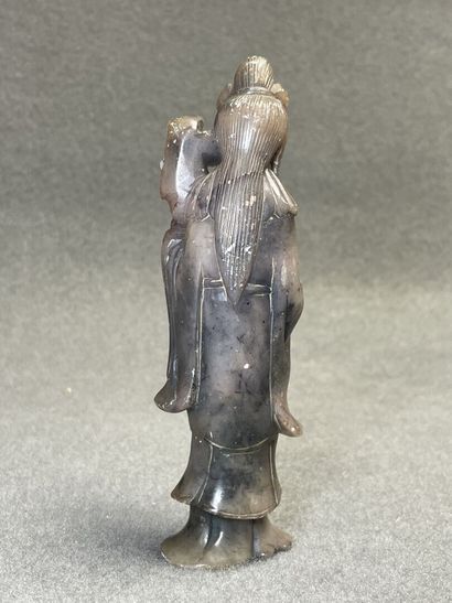 Musicienne en pierre dure sculptée. 
H. :15...