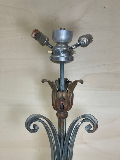 Lampadaire en fer forgé. 
années 1940
H....